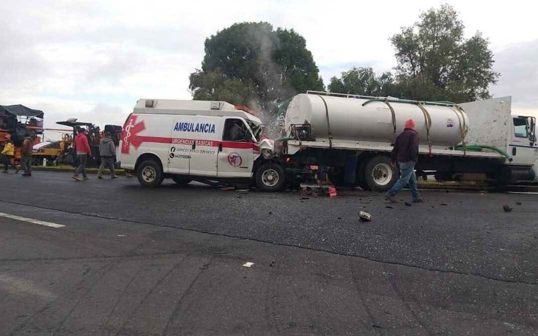 Choque de ambulancia y pipa, deja dos muertos y dos heridos