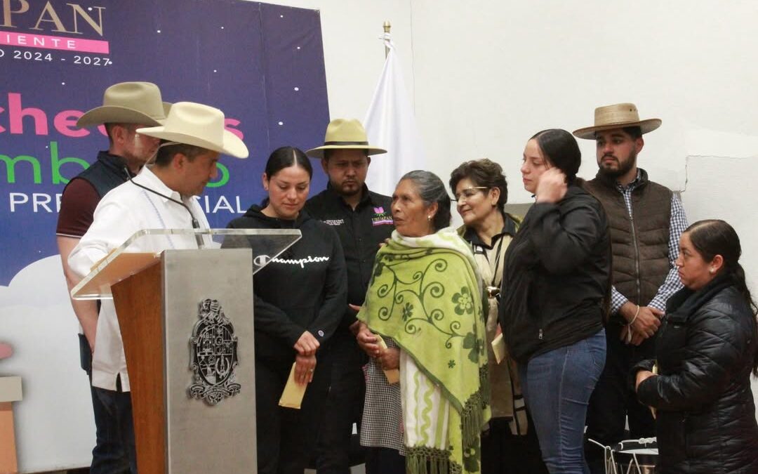 Entrega Carlos Manzo apoyos económicos en la nochecita