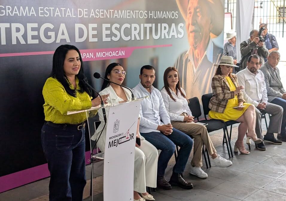 Entregan 83 escrituras a Uruapenses