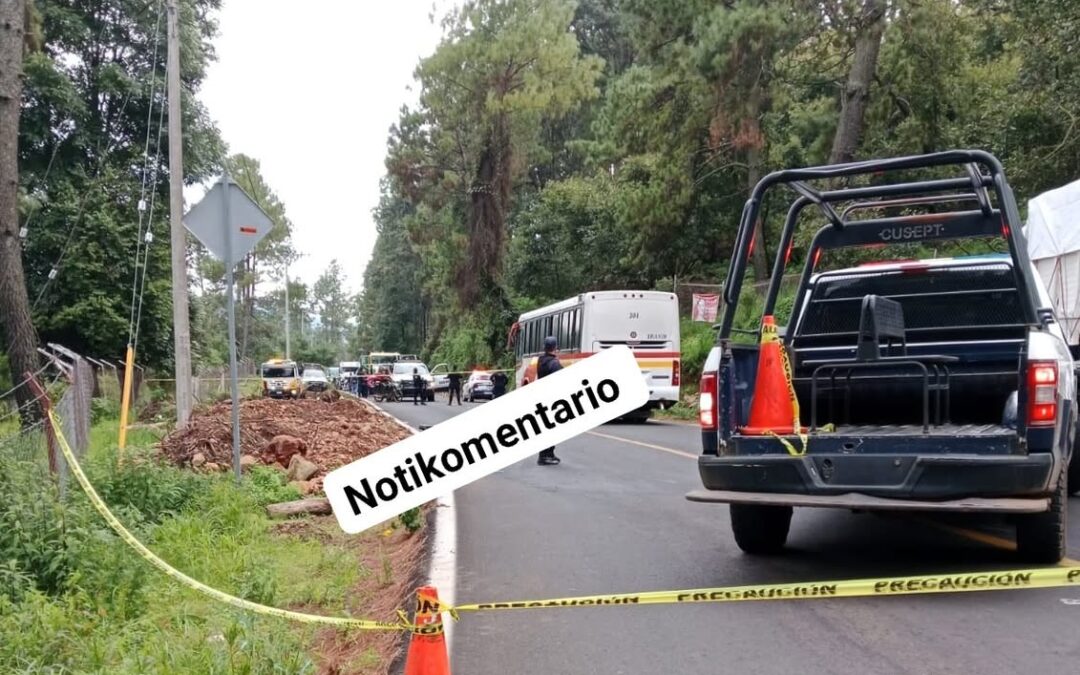 Muere motociclista al estrellarse contra un autobús en Tancítaro