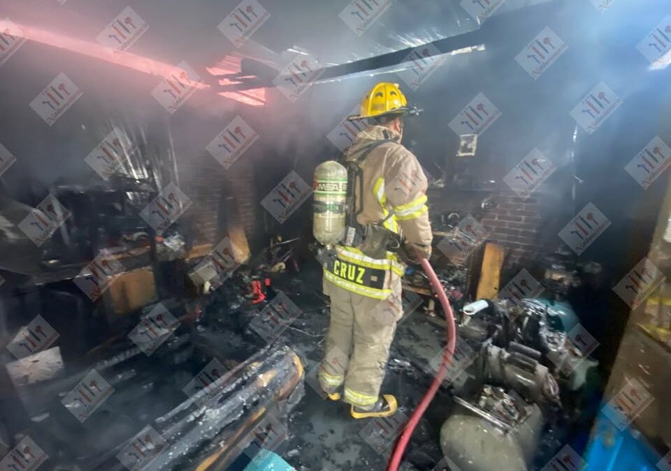 Se incendia taller en la Ramón Farias