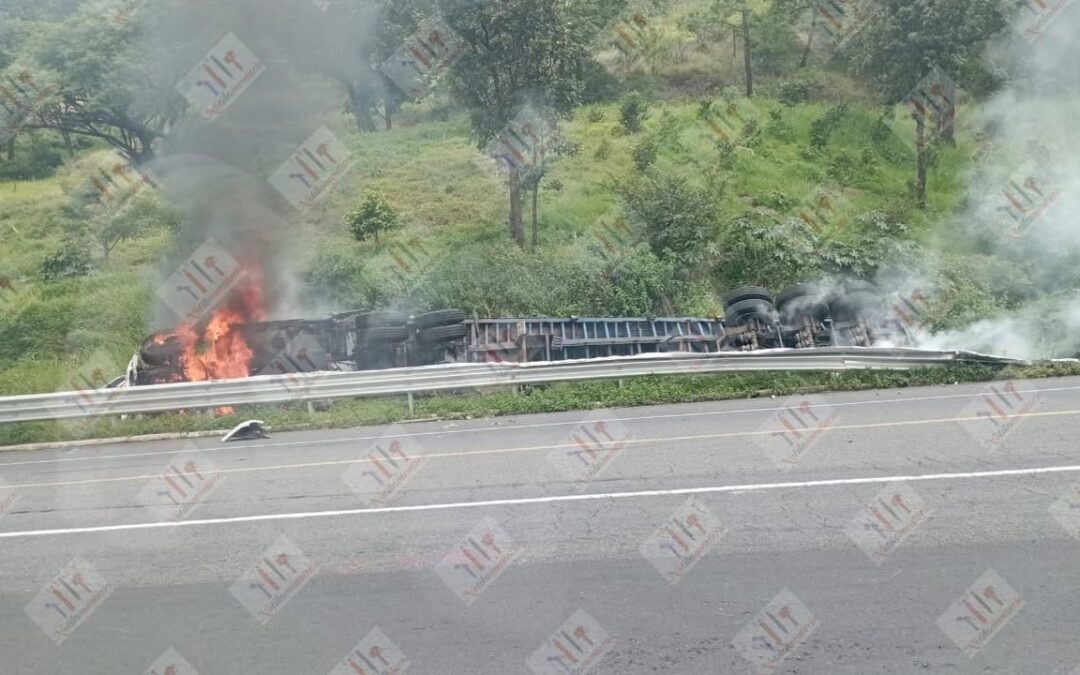 Vuelca y se incendia trailer en la autopista Siglo XXI