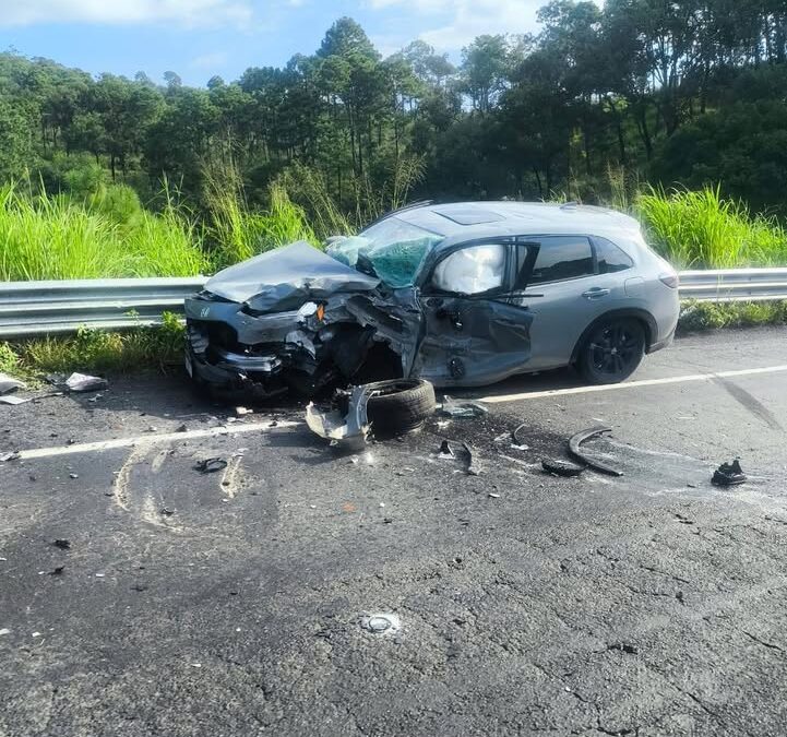 Al menos dos heridos en choque en la autopista Siglo XXI
