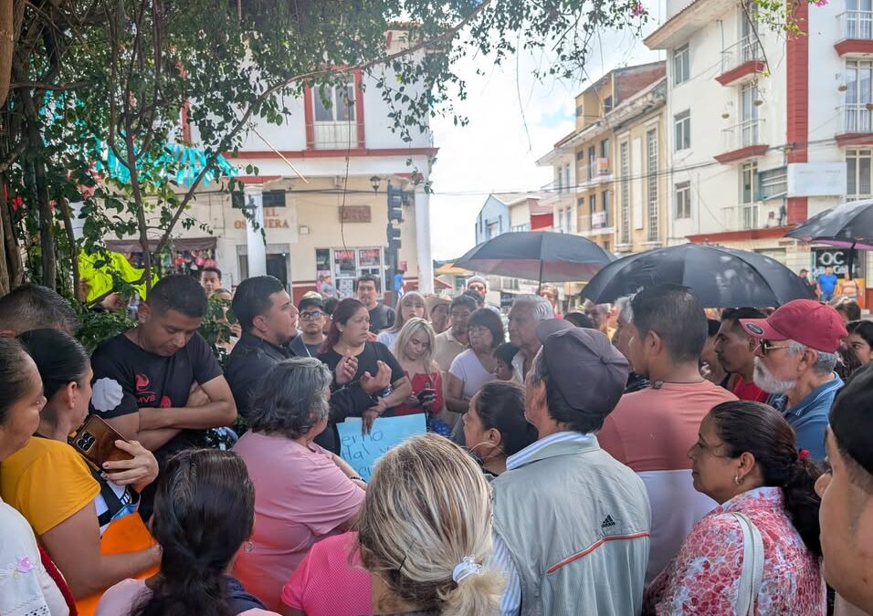 Atiende gobierno municipal comerciantes del mercado Taruacuri