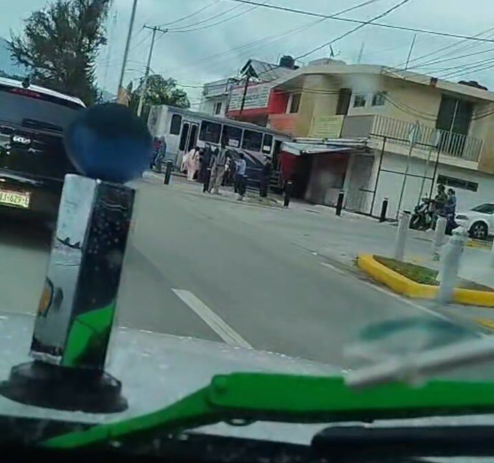 Camión se estrella contra un negocio en Paseo de la Revolución, hay 5 heridos