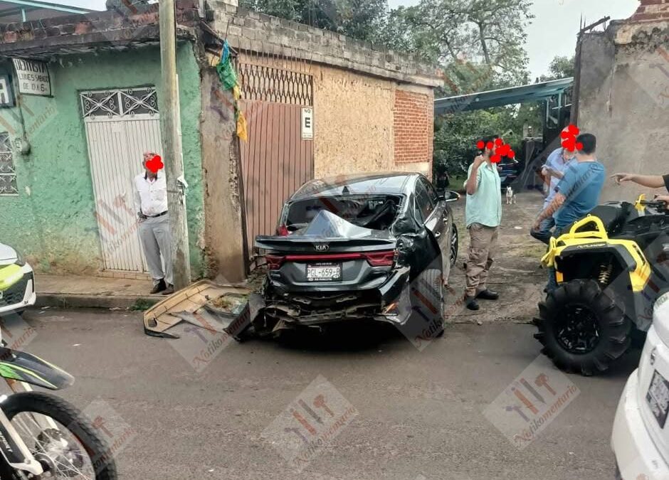 Camioneta choca auto en Ziracuaretiro y se da a la fuga