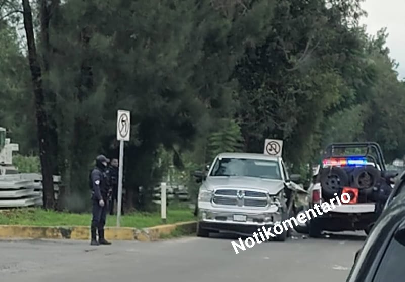 Choca patrulla de la Guardia Civil y camioneta en el Libramiento
