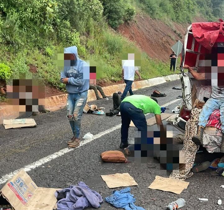 Choque deja un muerto y siete heridos en la Siglo XXI