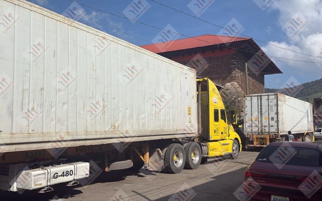 Comuneros de Capacuaro retienen dos trailers