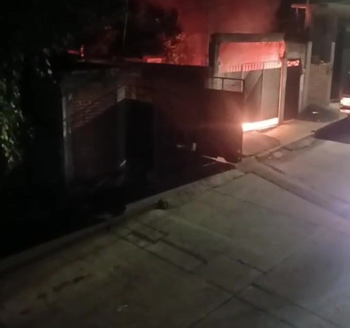 Lanzan bombas Molotov contra casa en la 28 de Octubre