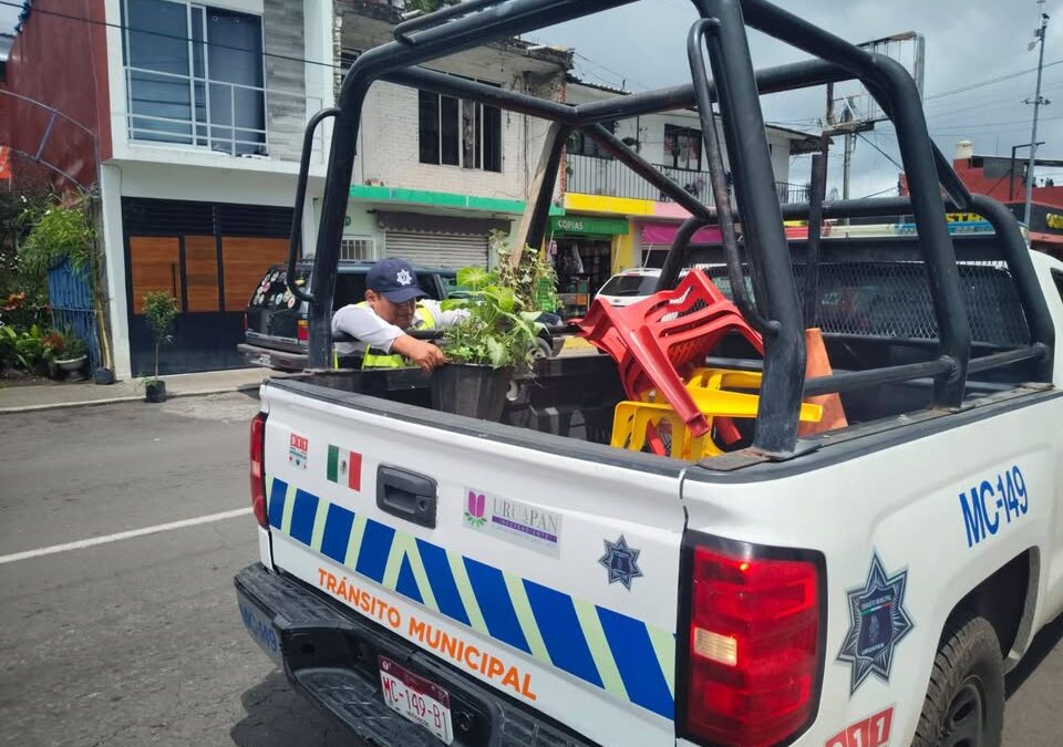 Retira Tránsito Municipal obstáculos de la vía pública