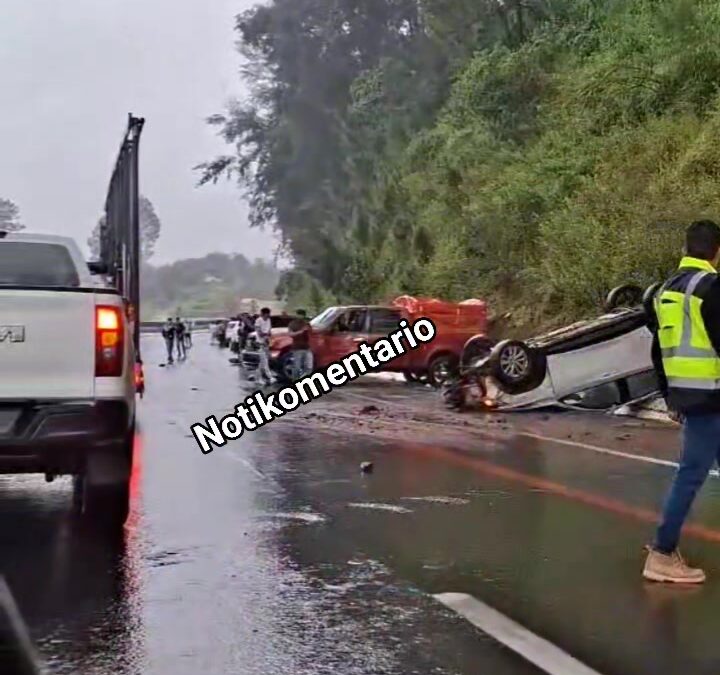 Se registra choque y volcadura en la Siglo XXI