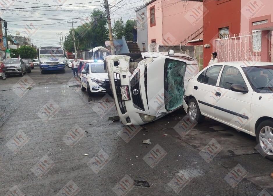 Vuelca auto en Constituyentes