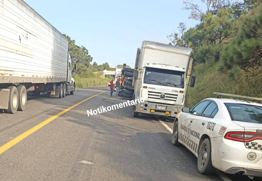 Vuelca camión en la autopista Siglo XXI, hay un herido