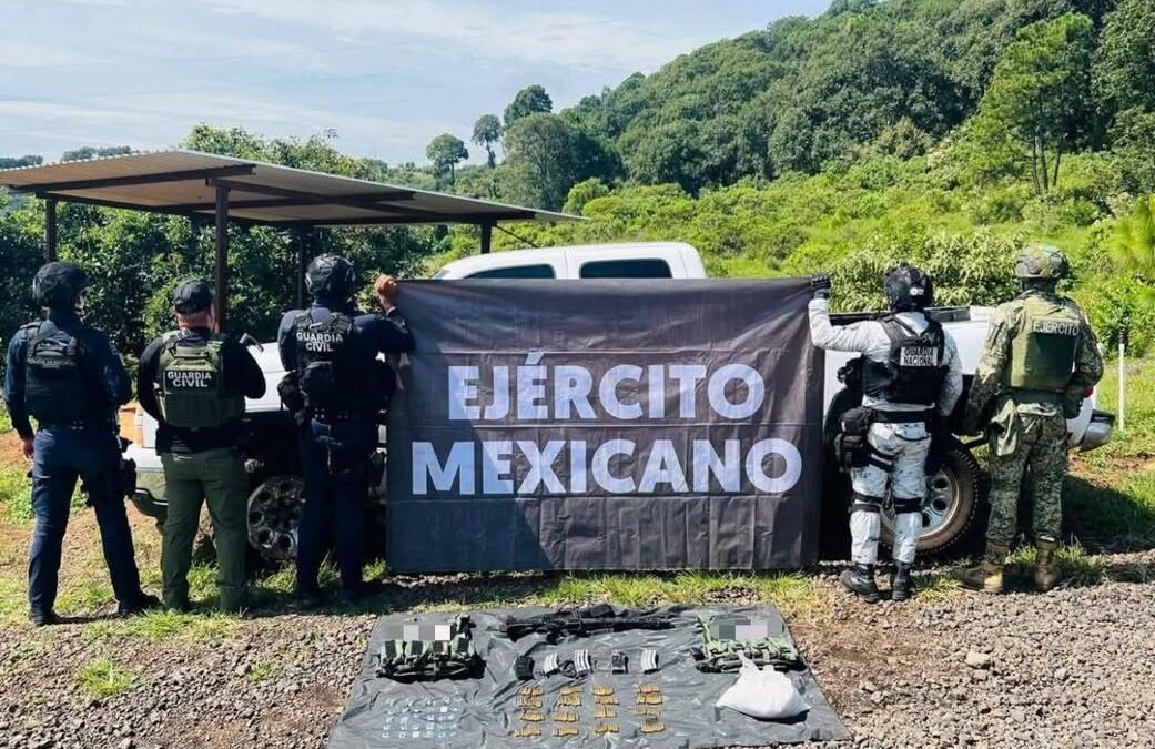 Aseguran camioneta, arma, cartuchos y chalecos tácticos en Matanguarán