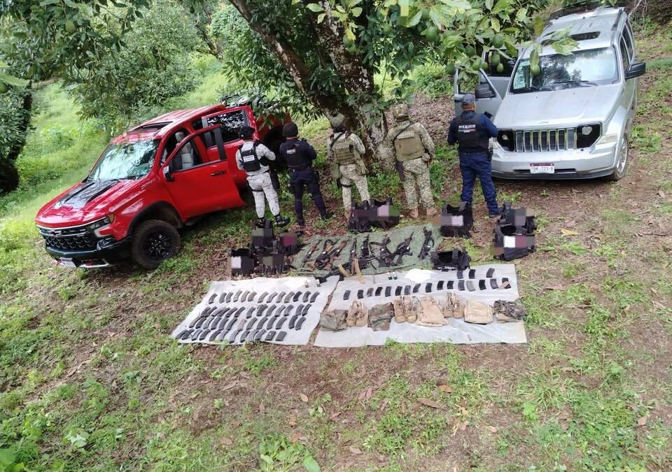 Autoridades de los tres niveles aseguran autos robados y arsenal en Toreo el Alto