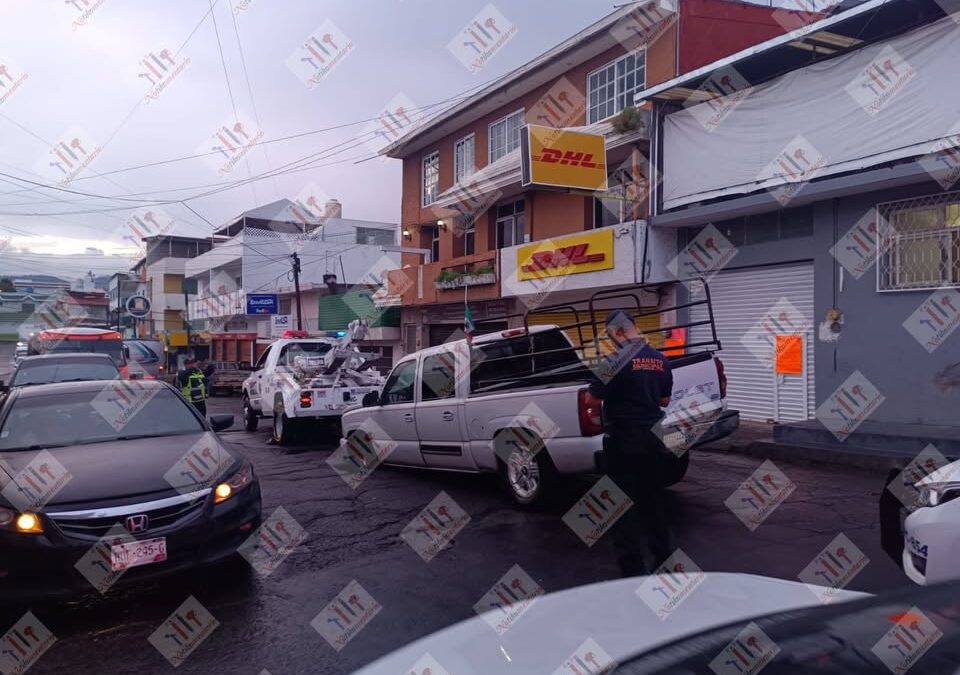 Cae camioneta en socavón en Avenida Américas