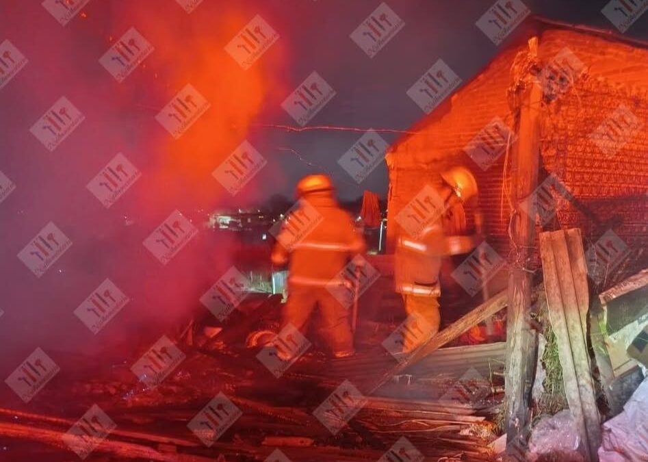 Se incendia casa en Jardines del Pedregal