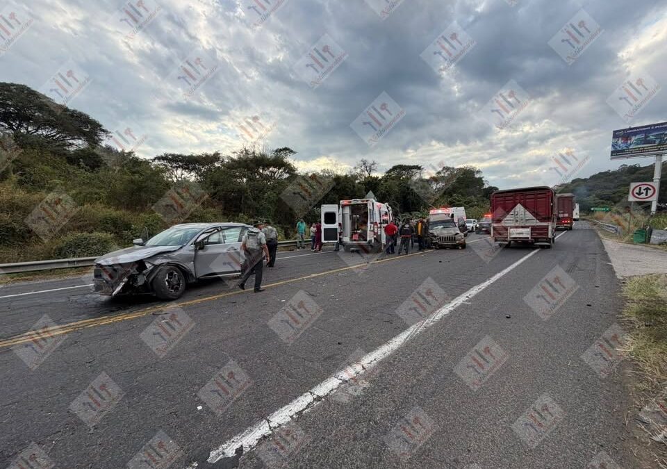 Choque en la autopista Siglo XXI deja seis heridos
