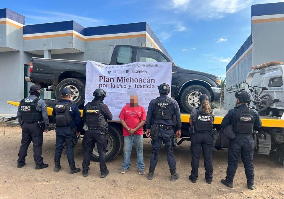 Aseguran a dos hombres, dos vehículos robados y droga