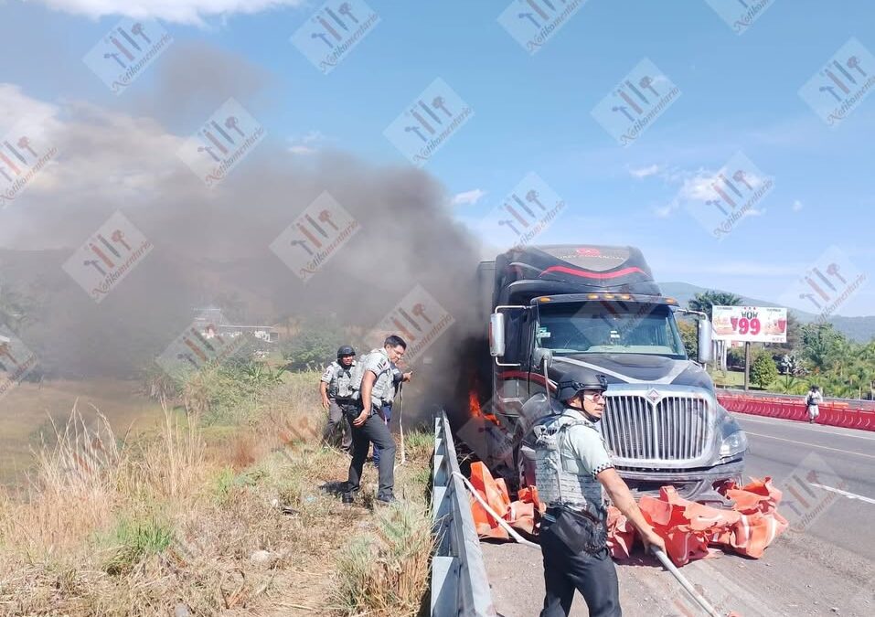 Se incendia tráiler en la autopista Siglo XXI