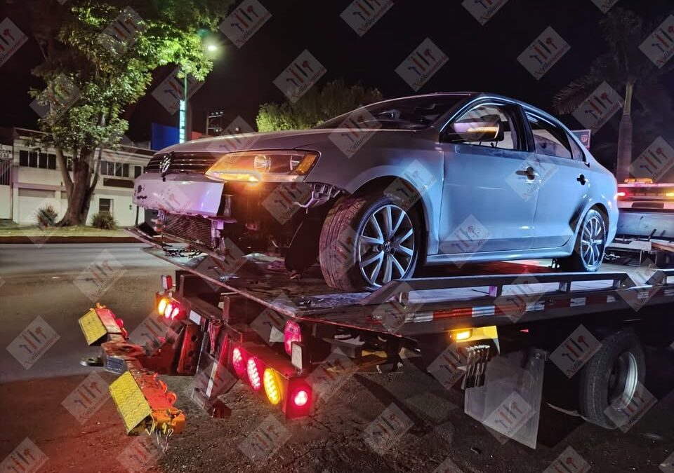Auto choca árbol en la calzada Benito Juárez, no hay heridos