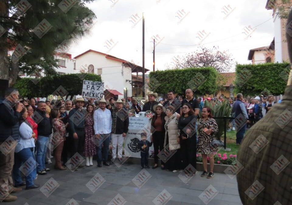 Develan placa en el lugar donde le quitaron la vida a Carlos Manzo