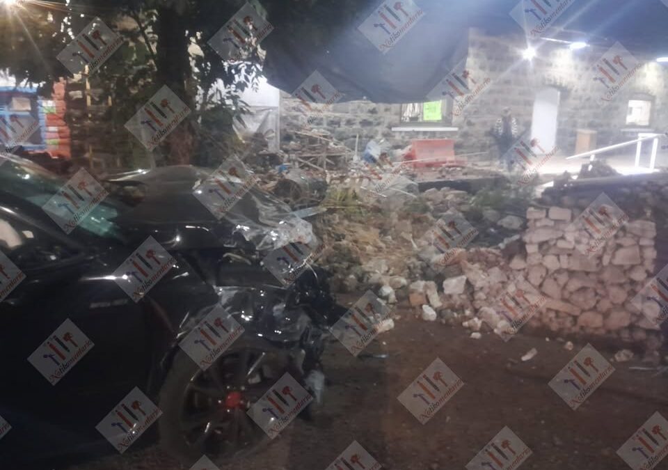 Se estrella contra barda de la bodega de granos y huye del lugar