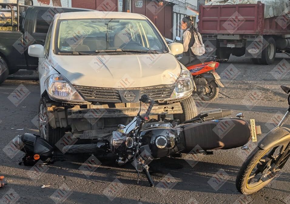 Choque entre moto y auto deja un lesionado