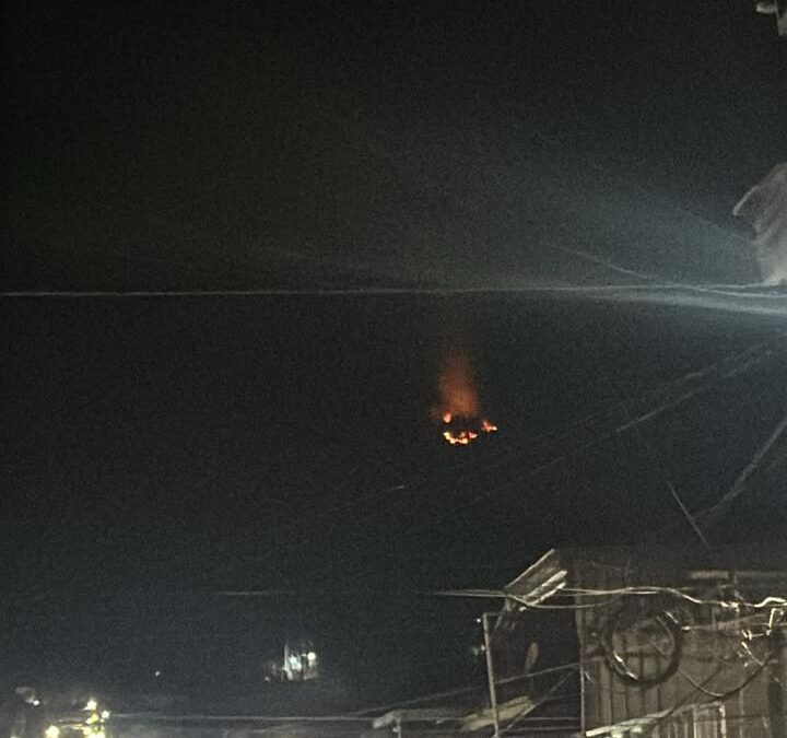 Brigadistas controlan incendio en el cerro de la Cruz