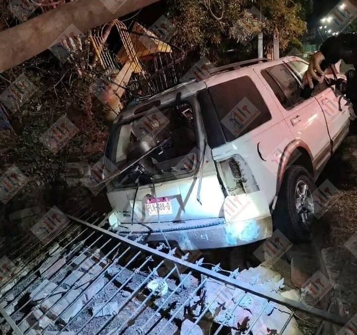 Joven conductora choca contra barda de un kinder y muere