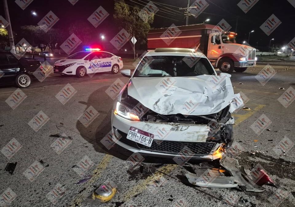 Grave al chocar en el Boulevard Industrial