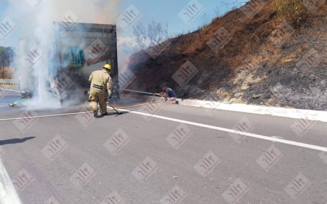 Se incendia tráiler en la autopista Siglo XXI