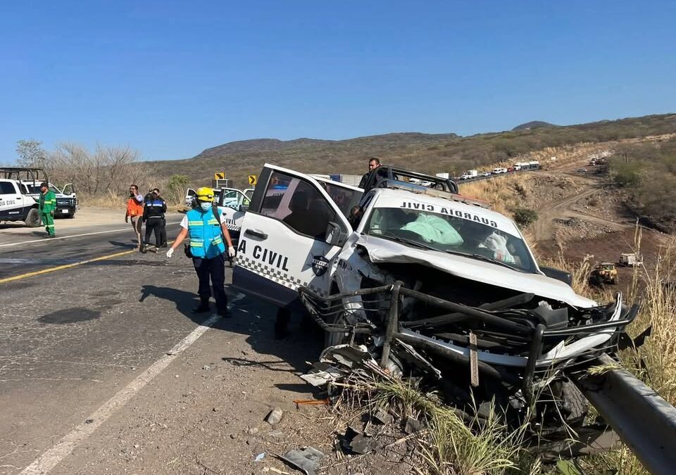 Cinco policías heridos al chocar en la Siglo XXI
