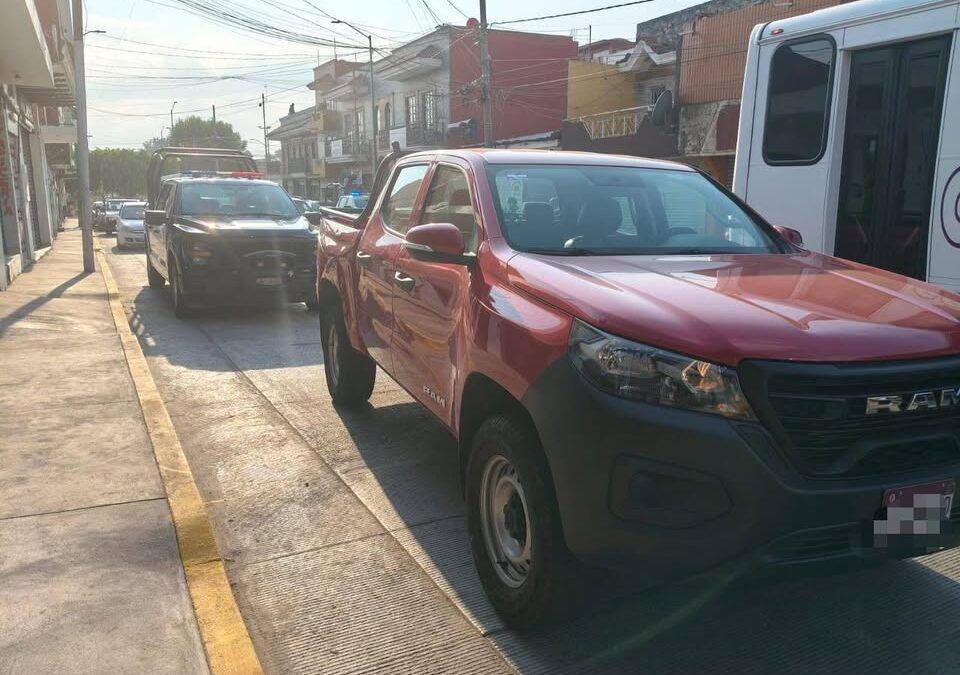 En cuestión de minutos recuperan camioneta robada