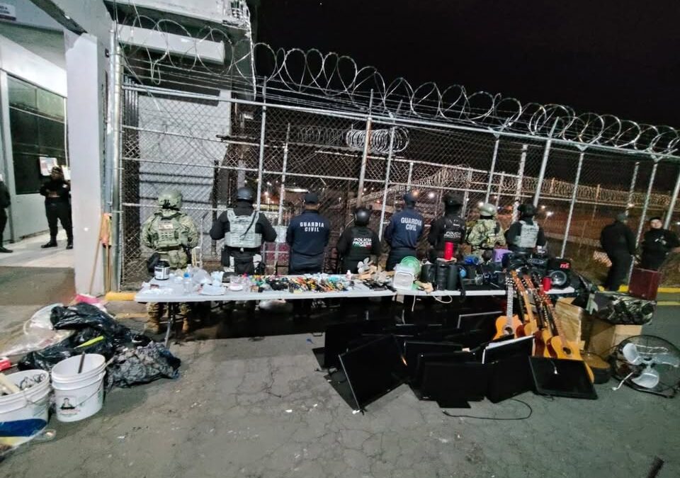 Aseguran dinero, droga, pantallas, bocinas, armas blancas y más objetos ilícitos en el CERESO de Uruapan