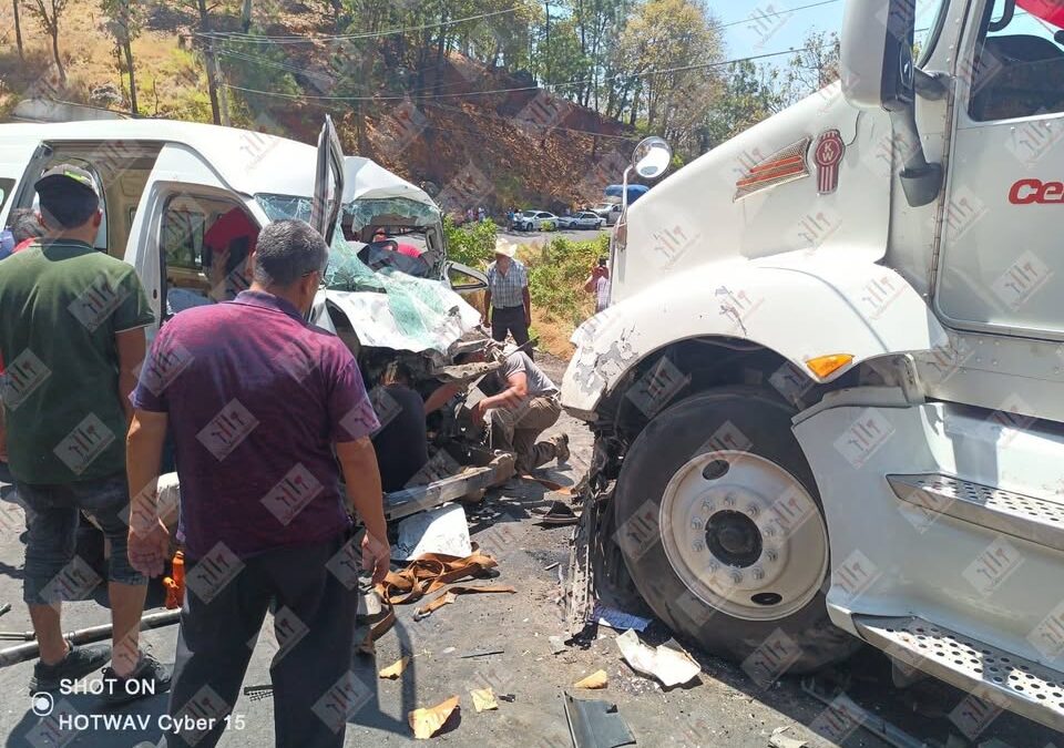 Choca tráiler y camioneta, hay tres heridos