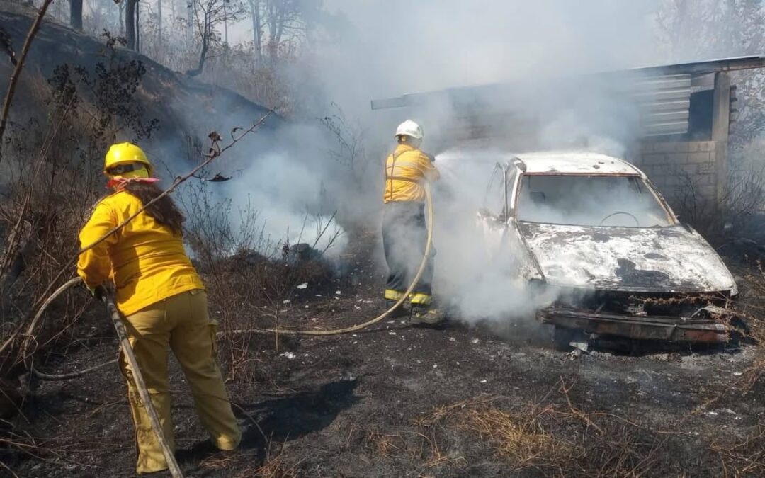 Incendio forestal consume un vehículo en el basurero de la Papelera