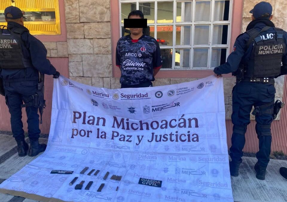 Aseguran a hombres con cargadores, droga y auto con reporte de robo