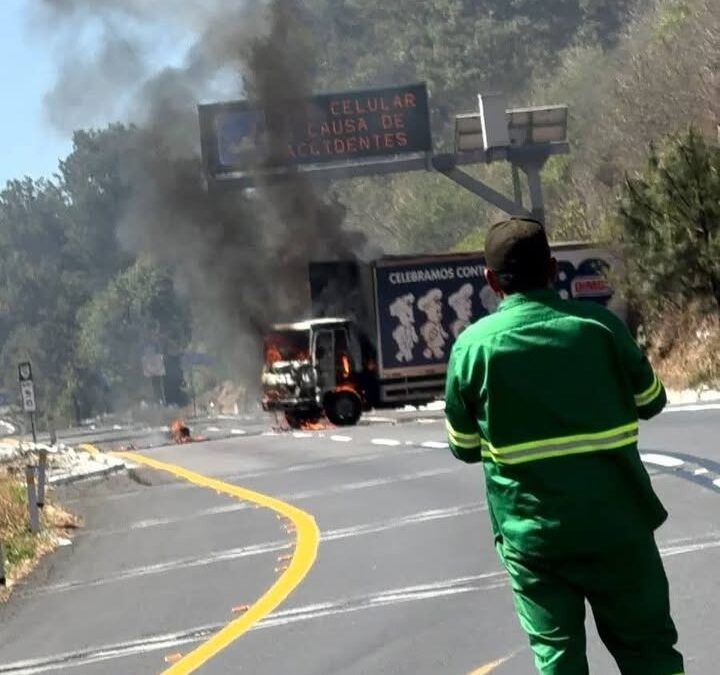 Comienzan los bloqueos carreteros en Michoacán