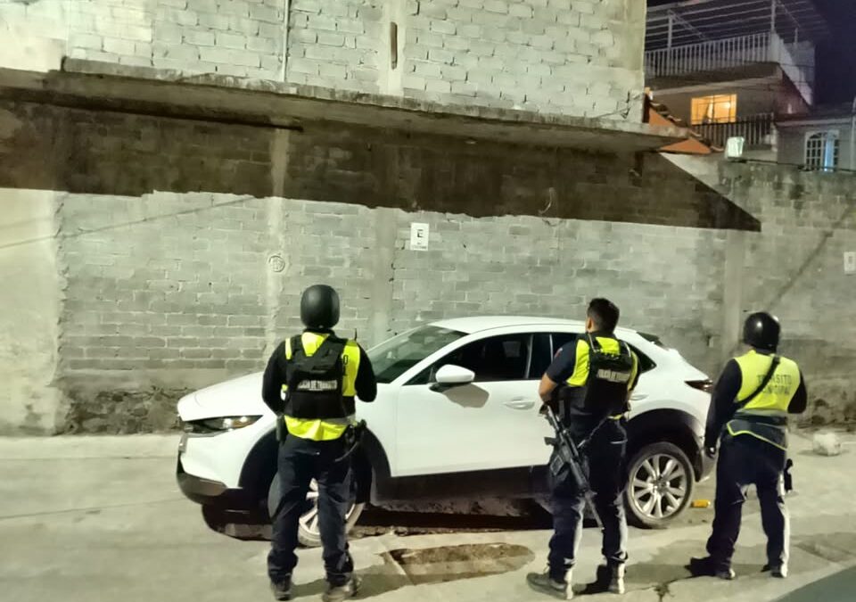 Aseguran camioneta que había sido robada minutos antes