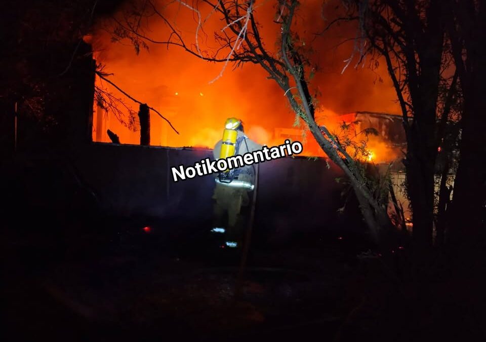 Se incendia casa en Ziracuaretiro, no hay lesionados
