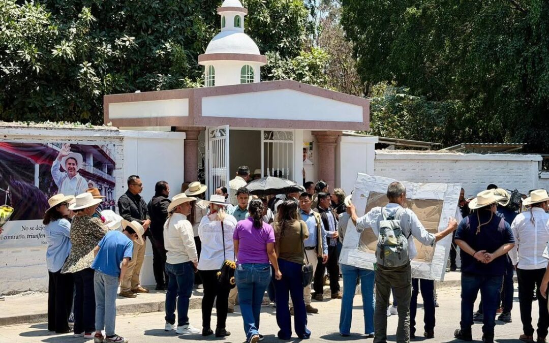 Con mariachi y muestras de cariño, recuerdan a Carlos Manzo en el que sería su cumpleaños número 41