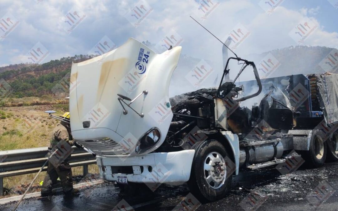 Se incendia tráiler en la autopista Siglo XXI, no hay heridos