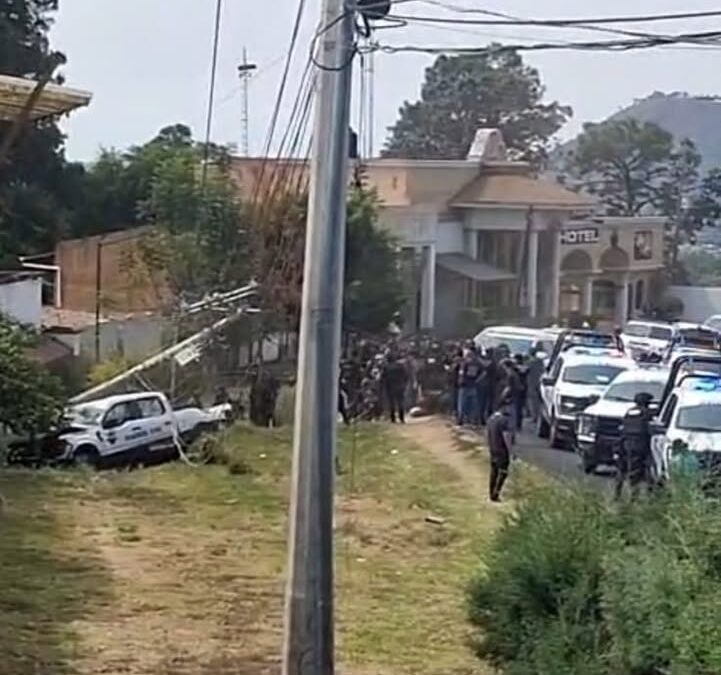 Vuelca patrulla de la Guardia Civil cerca de Lomas del Rey