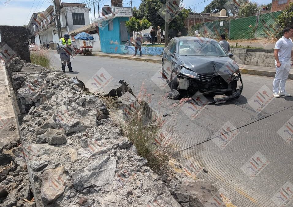 Vuelca auto en la calzada Benito Juárez, hay un herido