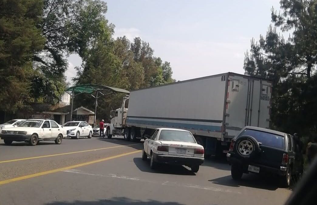 Comuneros de Capacuaro bloquean la desviación a Los Reyes, buscando un desaparecido