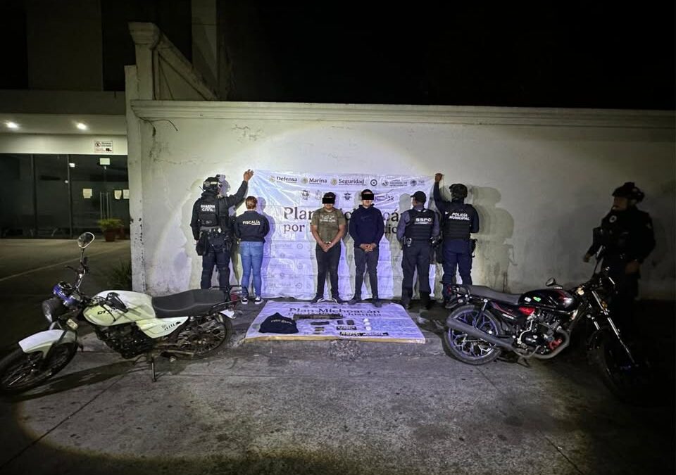 Detienen a dos con armas, drogas y motos robadas