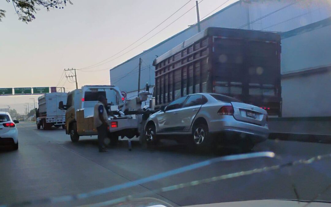 Dos heridos tras choque de camión y auto, en el Libramiento