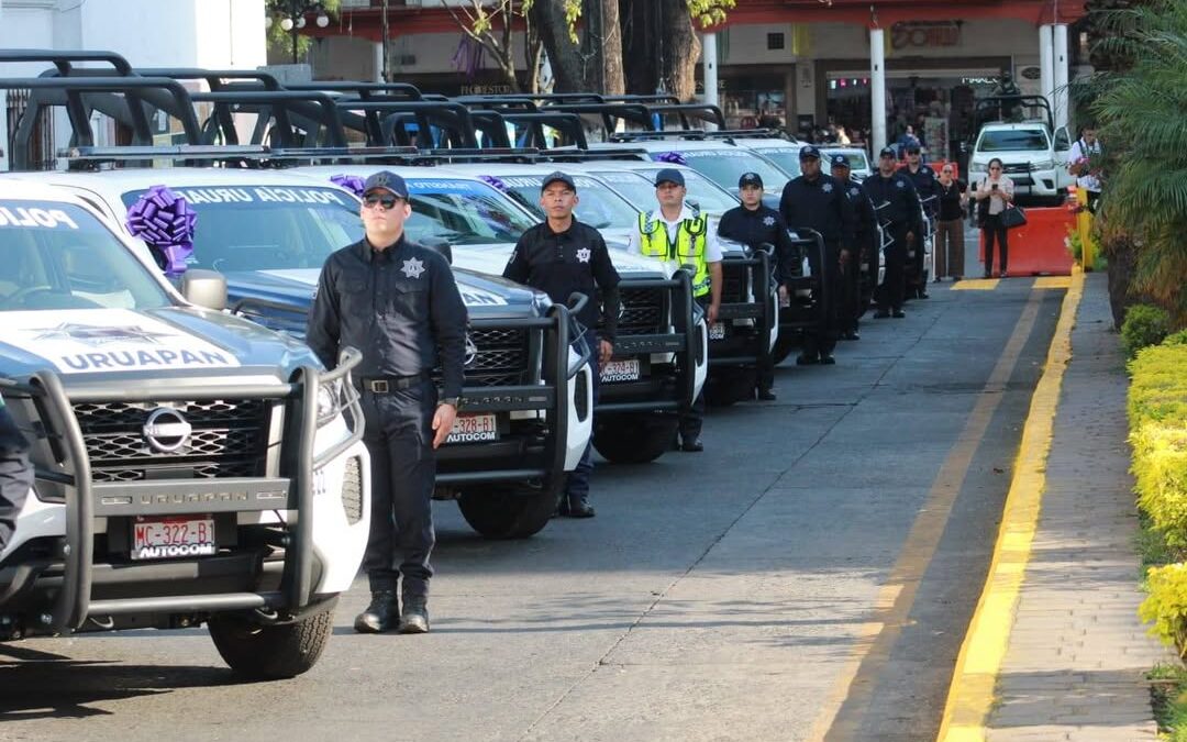 Entrega Grecia Quiroz patrullas y equipo a policías, tránsitos y guardabosques de Uruapan